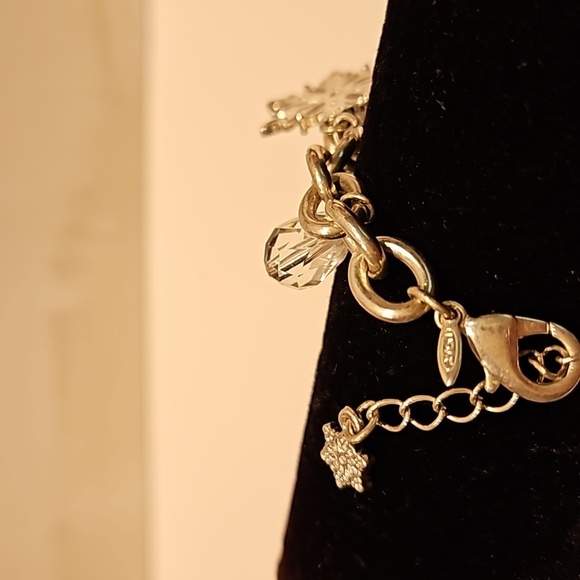 AVON Snowflake Silvertone 7.5" Bracelet - Picture 9 of 9